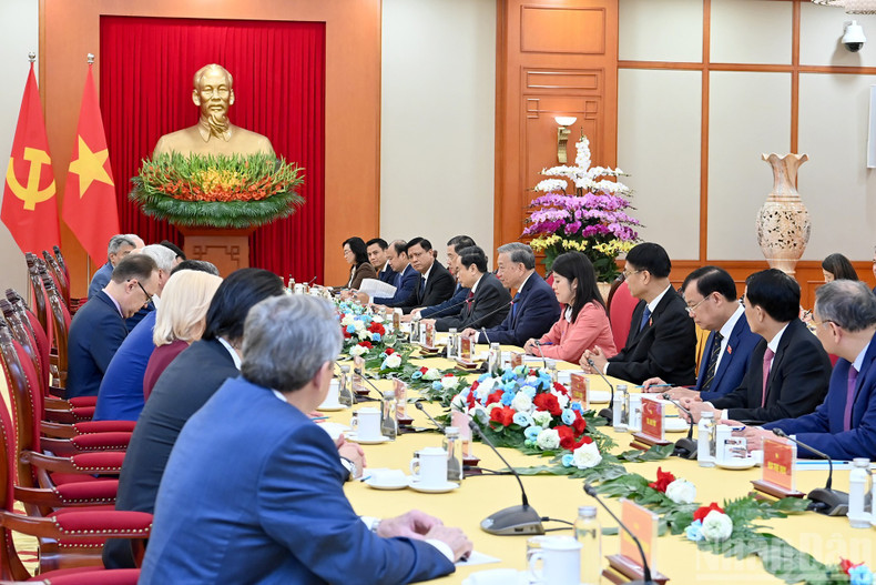 General Secretary To Lam and the delegates attend the reception. 29-9-tbt5.jpg