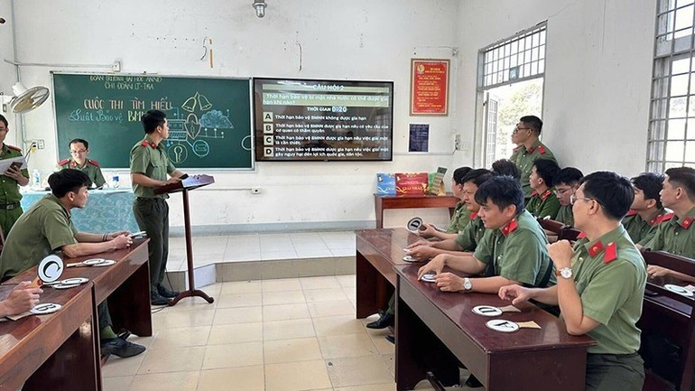 The Department of Internal Political Security, People’s Security University organise a contest to learn about the Law on Protection of State Secrets. (Photo: NDO) 30-9-p2.jpg
