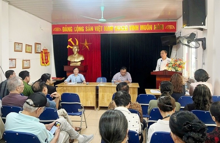 Tay Ho Ward Party Committee Secretary Nguyen Dinh Khuyen attends the Party cell meeting at the residential area. (Photo: LE HAI). 30-9-hanoi2.jpg