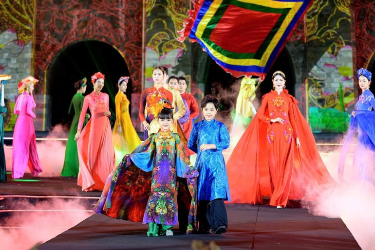 Ha Noi Ao Dai Tourism Festival 2024 with the theme “Ha Noi - The Quintessence of Ao Dai”. (Photo: THE DAI) 27-6-aodai2.jpg