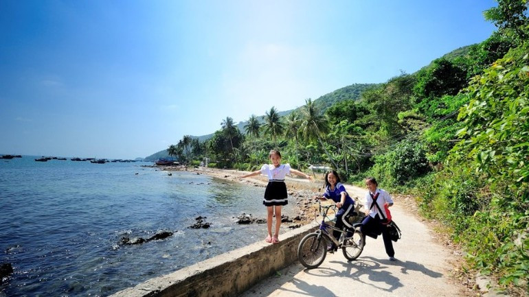 Nam Du Archipelago currently has nearly 5,000 people, with more than 1,100 households, living on 11 of the total 21 islands. 24-10-nam-du-3.jpg