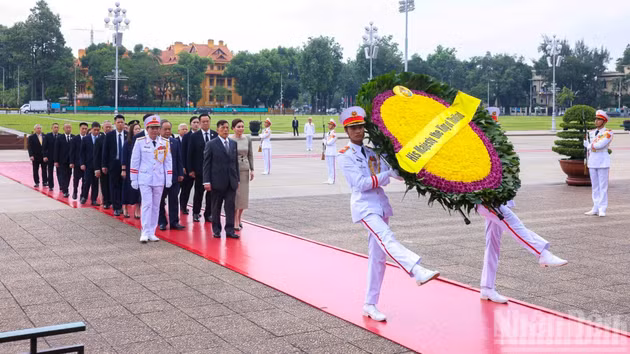 King of Thailand Maha Vajiralongkorn Phra Vajiraklaochaoyuhua and Queen Suthida Bajrasudhabimalalakshana lay a wreath and pay tribute to President Ho Chi Minh at his Mausoleum.