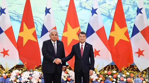 Prime Minister Le Minh Hung and President of the Republic of Panama José Raúl Mulino.