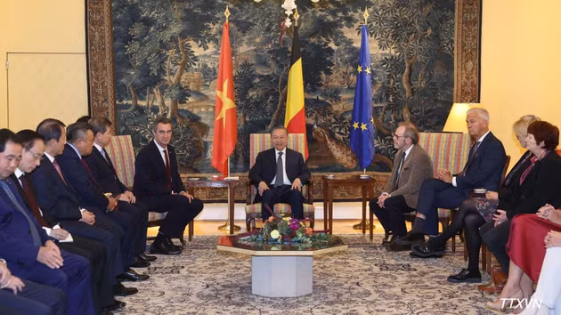 Party General Secretary and State President To Lam meets with President of the House of Representatives Peter De Roover (right) and Speaker of the Senate Vincent Blondel (left). (Photo: Thong Nhat/VNA)