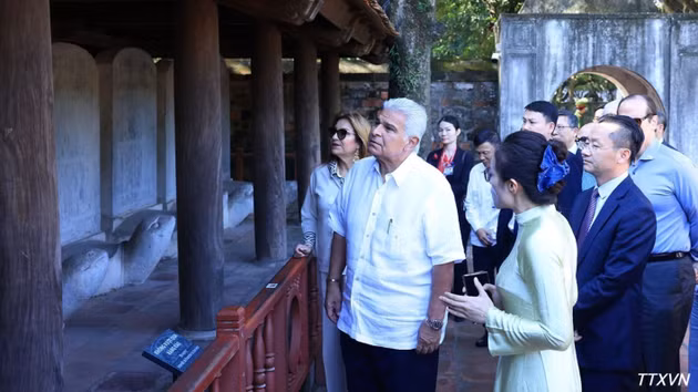 President of the Republic of Panama José Raúl Mulino and the First Lady listen to an introduction to the doctoral stelae. (Photo: Tuan Anh/VNA)