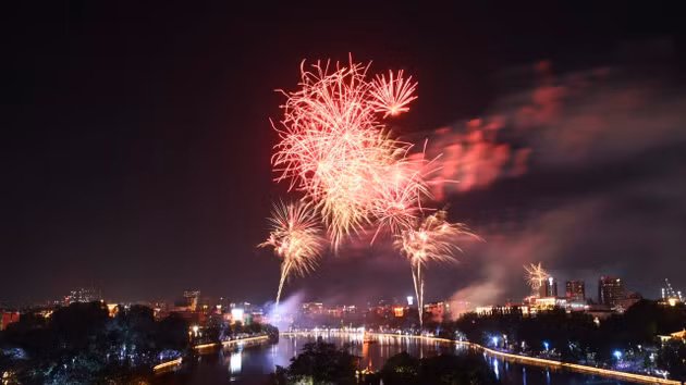 A colourful firework display lit up the sky above Hoan Kiem Lake in Ha Noi. 