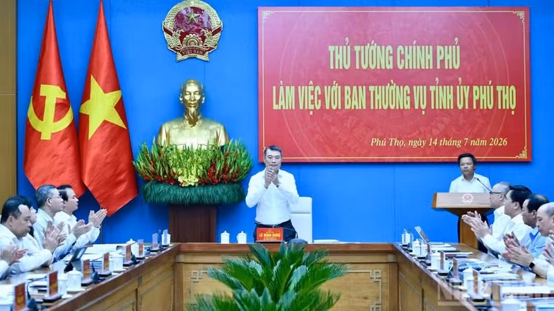 Prime Minister Le Minh Hung chairs the working session with the Standing Board of the Phu Tho provincial Party Committee on July 14. (Photo: NDO)