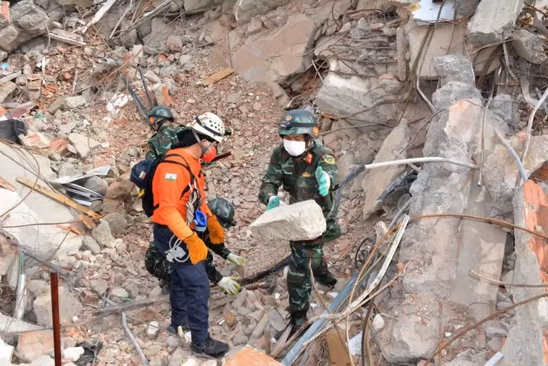 Members of the Vietnamese team continue search operations on July 3 (local time). (Photo: Hoang Vu)
