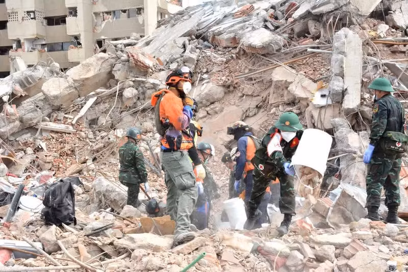 The Vietnamese team continues search operations on July 3 (local time). (Photo: Hoang Vu)