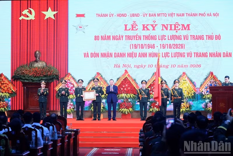 General Secretary of the Communist Party of Viet Nam Central Committee and President To Lam presents the title of Hero of the People's Armed Forces to the Ha Noi Capital Military Command at the ceremony on October 10, 2026. (Photo: NDO)