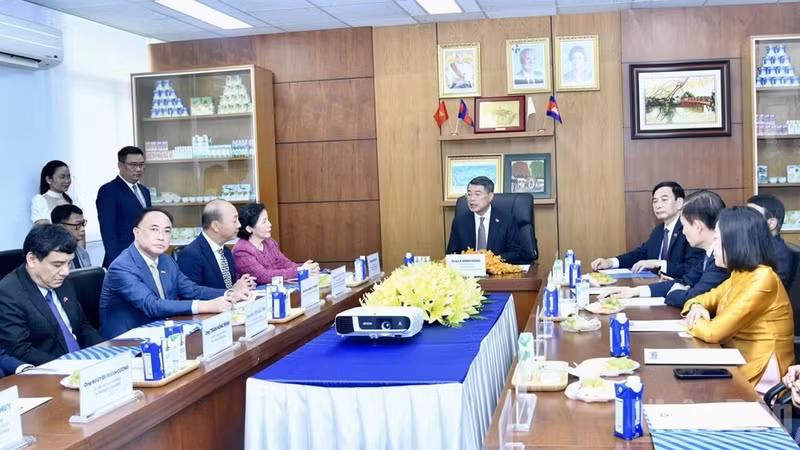 The meeting between Prime Minister Le Minh Hung and executives of Vinamilk and its Angkormilk project in Phnom Penh on October 10, 2026 (Photo: NDO)