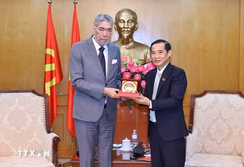 Full-time Deputy Secretary of the CPV Committee for Mass Mobilisation, Viet Nam Fatherland Front and Central Mass Organisations Nguyen Thai Hoc (R) and General Secretary of the Dominican Republic’s United Left Movement (MIU) Party Miguel Mejia (Photo: VNA) 