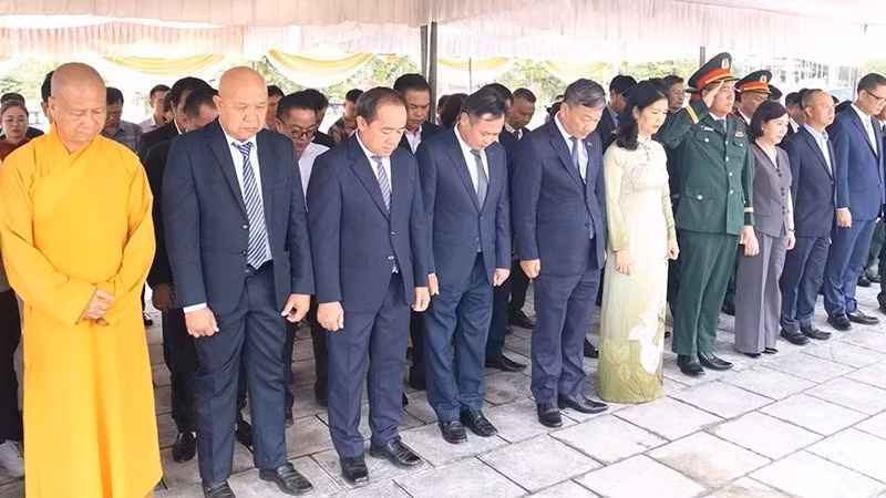 Delegates observe a minute of silence in remembrance of the fallen heroes. (Photo: DUY TOAN)