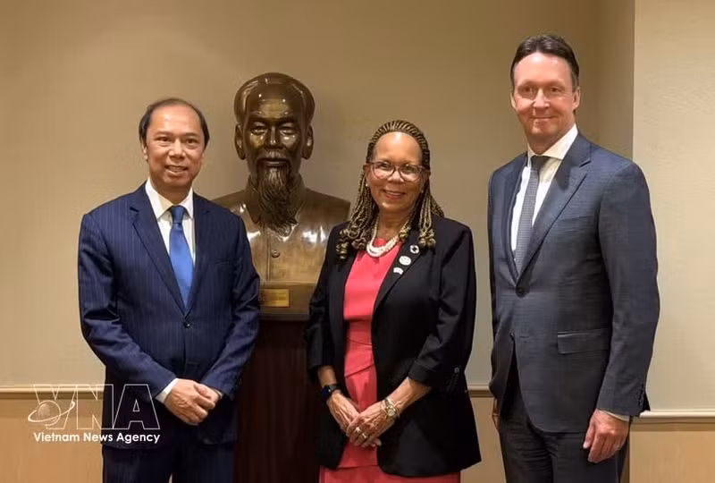 Vietnamese Ambassador to the US Nguyen Quoc Dung, USABCI President and CEO Margaret Hanson-Muse (middle) and Atlas Air Worldwide CEO Michael Steen (right) pose for a photo. (Photo: VNA)