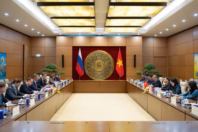 At the meeting between National Assembly Vice Chairman Nguyen Khac Dinh and visiting First Deputy Speaker of Federation Council of Russia's Federal Assembly Andrey Vladimirovich Yatskin in Ha Noi on December 1. (Photo: quochoi.vn)