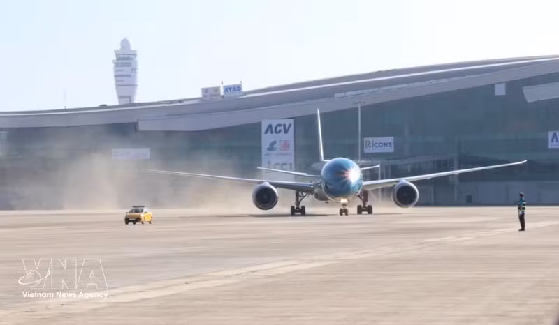 On December 19, 2025, the first flight lands at Long Thanh Airport, marking a significant moment for Viet Nam's aviation industry. (Photo: VNA)