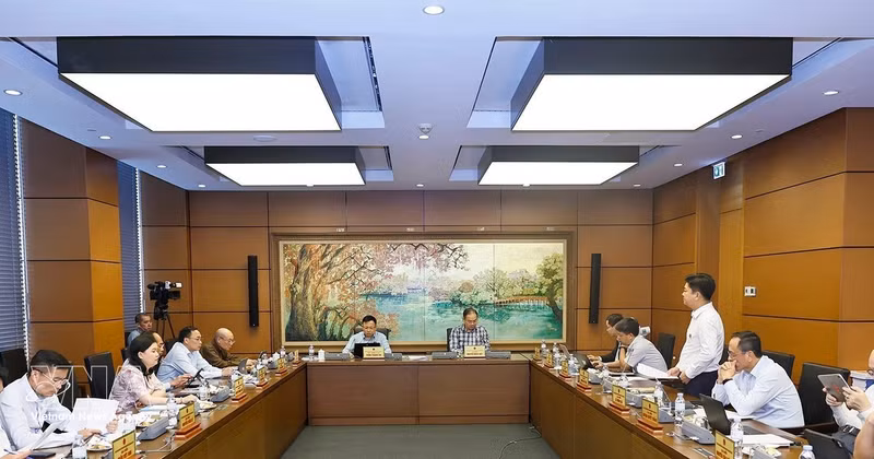 Members of the Ha Noi delegation of National Assembly deputies discuss in a group the draft revised Penal Code. (Photo: VNA) 