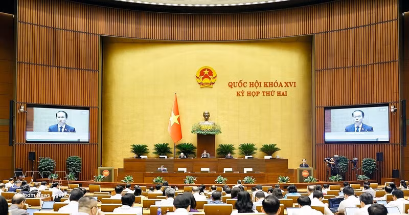 Minister of Justice Hoang Thanh Tung presents the Government’s proposal on the draft revised Law on Asset Auction at the ongoing second session of the 16th-tenure NA on October 19, 2026. (Photo: VNA) 