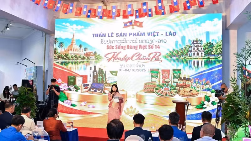 Viet Nam–Laos Product Week takes place in Ha Noi. (Photo: NDO)