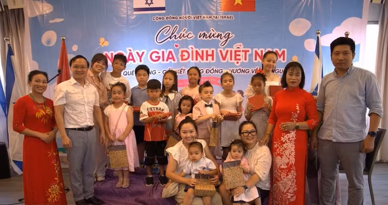 Vietnamese Ambassador to Israel Nguyen Ky Son presents gifts to children on Viet Nam Family Day (Photo: VNA)