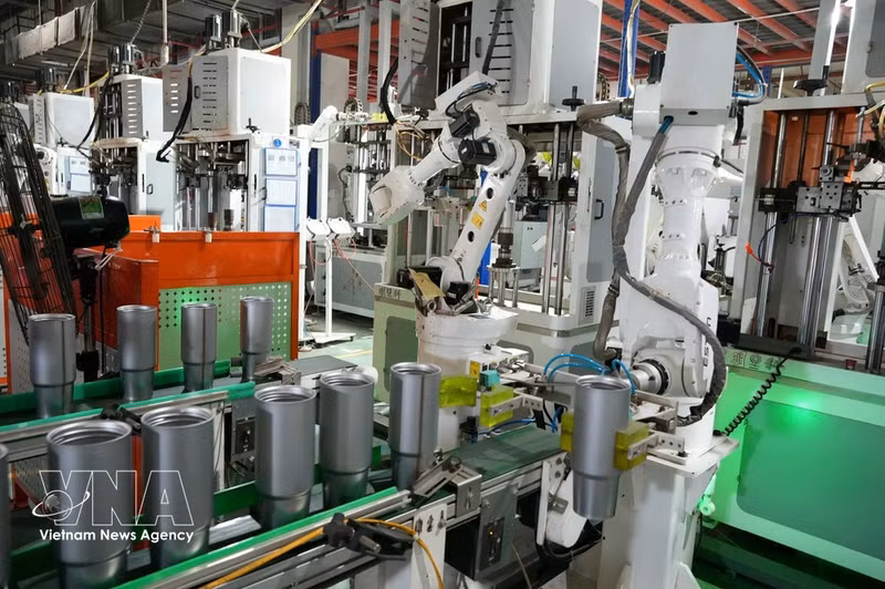 Automated robots operate on the production line at CAYI Technology Viet Nam Co., Ltd. in Yen Phong II-C Industrial Park, Bac Ninh province. (Photo: VNA)