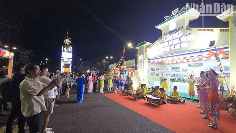 Large numbers of residents and visitors enjoy a performance at Can Tho City’s pavilion. (Photo: PHUC THANG)