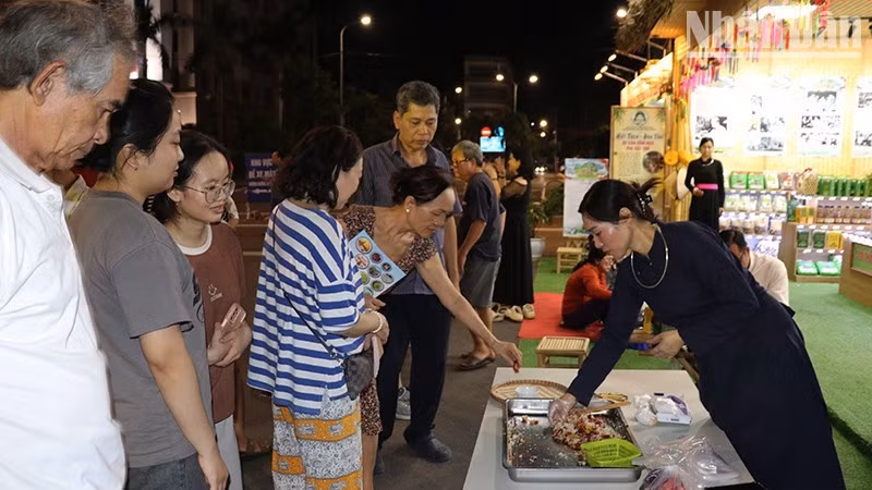 Visitors sample five-coloured sticky rice, a specialty of Thai Nguyen Province. (Photo: PHUC THANG)