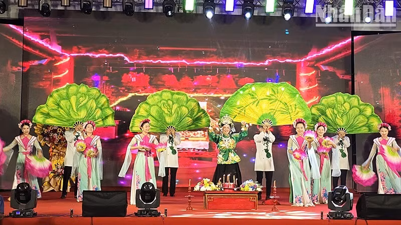 A performance of the "hat van" (spiritual singing) piece by the Ninh Binh provincial art troupe. (Photo: PHUC THANG)