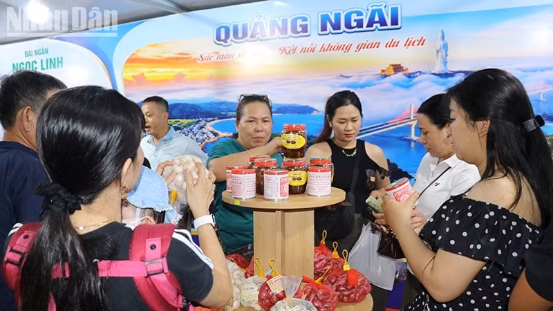 Quang Ngai Province’s OCOP booth attracts large numbers of visitors to shop and experience local products. (Photo: PHUC THANG)