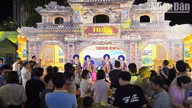 A Ca Hue (traditional music of Hue) performance attracts large numbers of residents and visitors. (Photo: PHUC THANG)