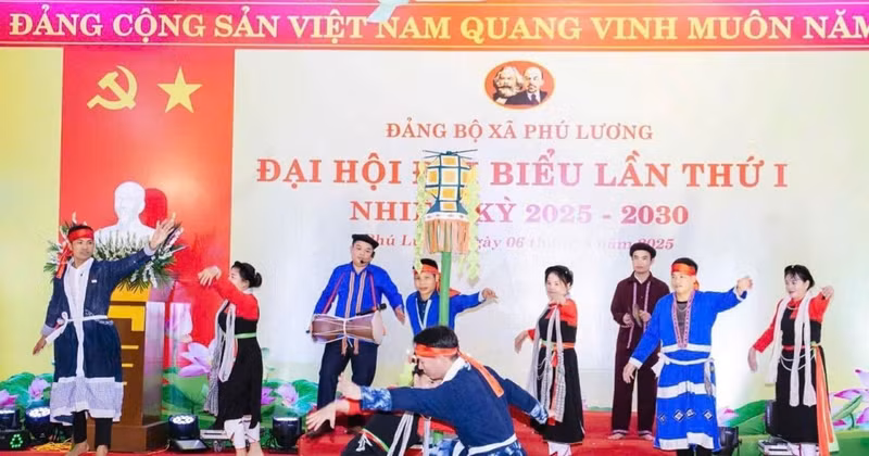 The “Khai den” dance is introduced to wider audiences by the Cao Lan Ethnic Group Culture Club through various events. (Photo: VUONG DIEM)