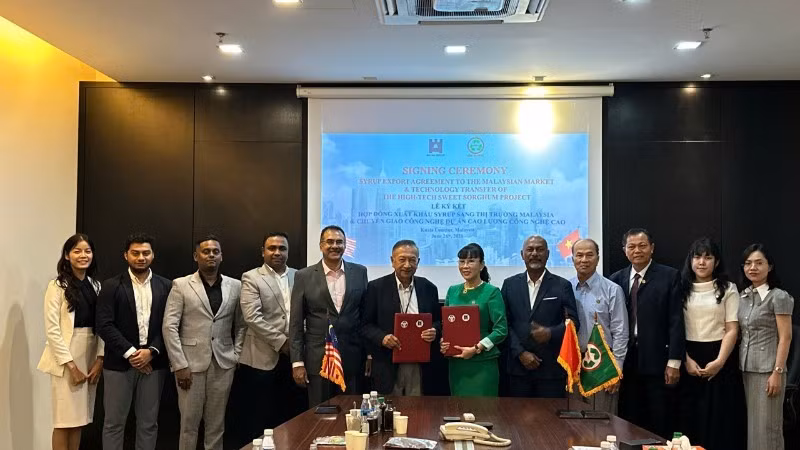 Leaders of Antah Group and QHC Global hand over the strategic cooperation agreement.