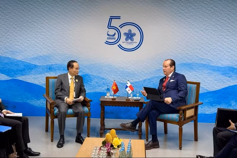 Minister of Foreign Affairs Le Hoai Trung (L) and his Panamanian counterpart Javier Eduardo Martínez-Acha Vásquez (Photo: Ministry of Foreign Affairs)