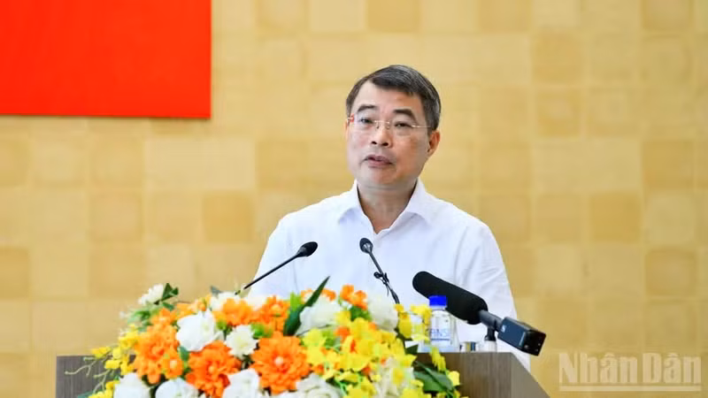 Prime Minister Le Minh Hung addresses a working session with the Lao Cai provincial Party Committee's Standing Board in Yen Bai ward on July 14, 2026. (Photo: NDO)