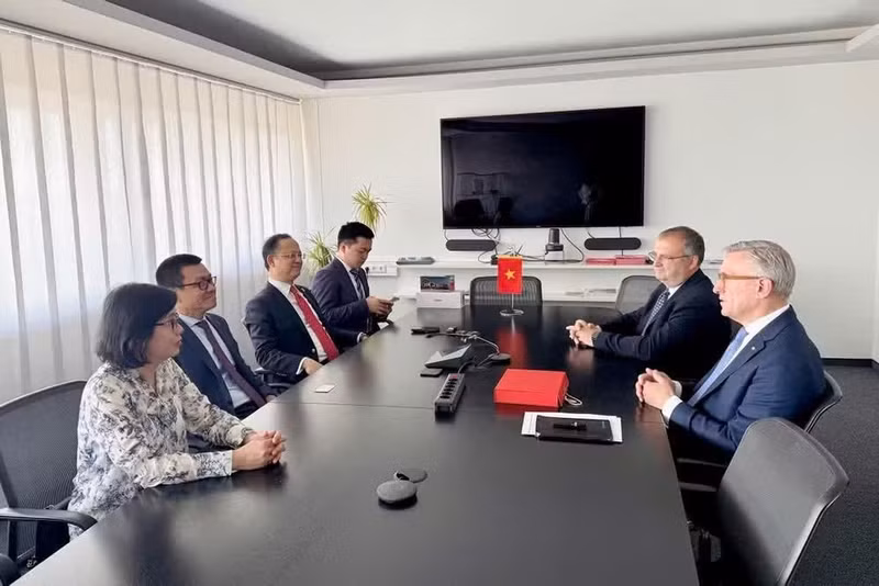 Ambassador Ve Le Thai Hoang and Vice Chairman of the Viet Nam - Austria Friendship Association Nguyen Do Tung Cuong discuss with the leaders of Rosenbauer Group about areas of bilateral cooperation. 