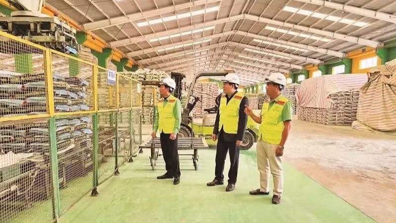 Party members at Tien Nong Agriculture and Industry Joint Stock Company consistently play a pioneering and exemplary role. (Photo: BUI THAI BINH)