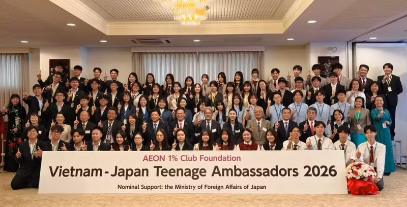 Participants in the 2026 Viet Nam–Japan Teenage Ambassadors programme pose for a group photo with delegates. (Photo: VNA) 