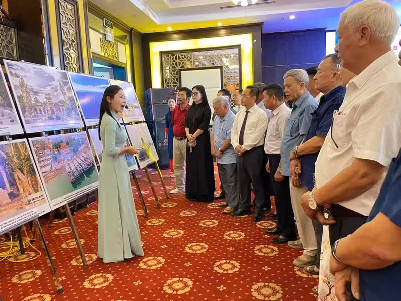 Delegates visit the photo exhibition “Proud of the Homeland’s Seas and Islands” held alongside the workshop.