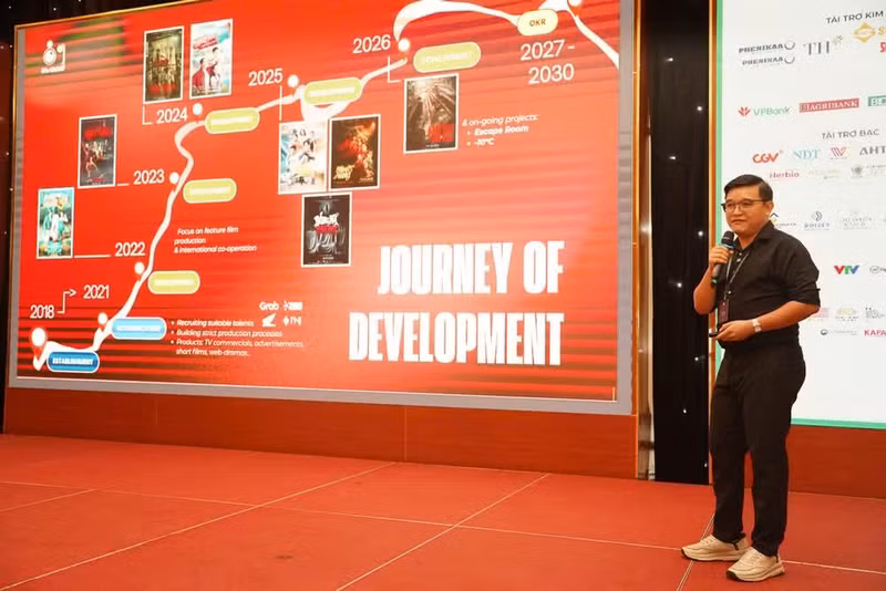 Director and producer Vo Thanh Hoa presents at the programme.