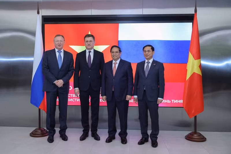 Prime Minister Pham Minh Chinh (second from right), Russian Deputy Prime Minister Alexander Novak (second from left), Vietnamese Deputy Prime Minister Bui Thanh Son (far right), and a leader of Zarubezhneft. (Photo: baochinhphu.vn)