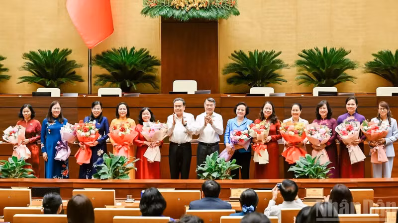 Prime Minister Le Minh Hung (seventh from right) and National Assembly President Tran Thanh Man (sixth from left) present flowers to female deputies of the 16th National Assembly on the occasion of Viet Nam Women’s Day (October 20). (Photo: NDO)
