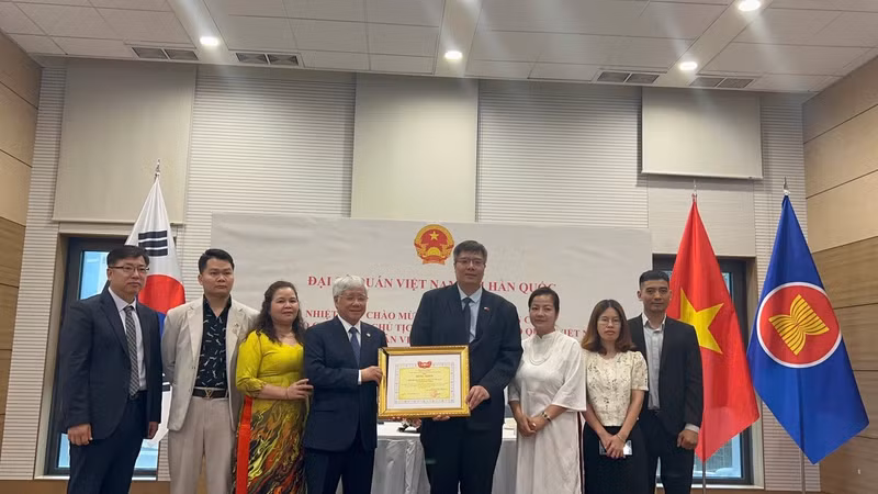 VFFCC President Do Van Chien presents a certificate of merit to the VKBIA collective. (Photo: VKBIA)