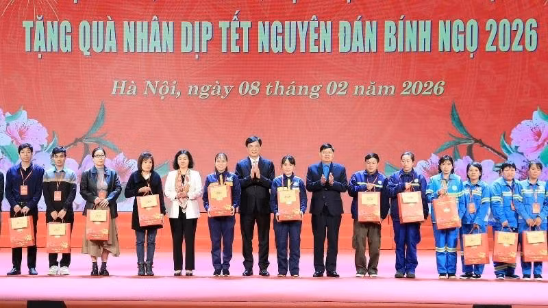 Leaders from central agencies and Ha Noi present Tet gifts to workers in the capital city.