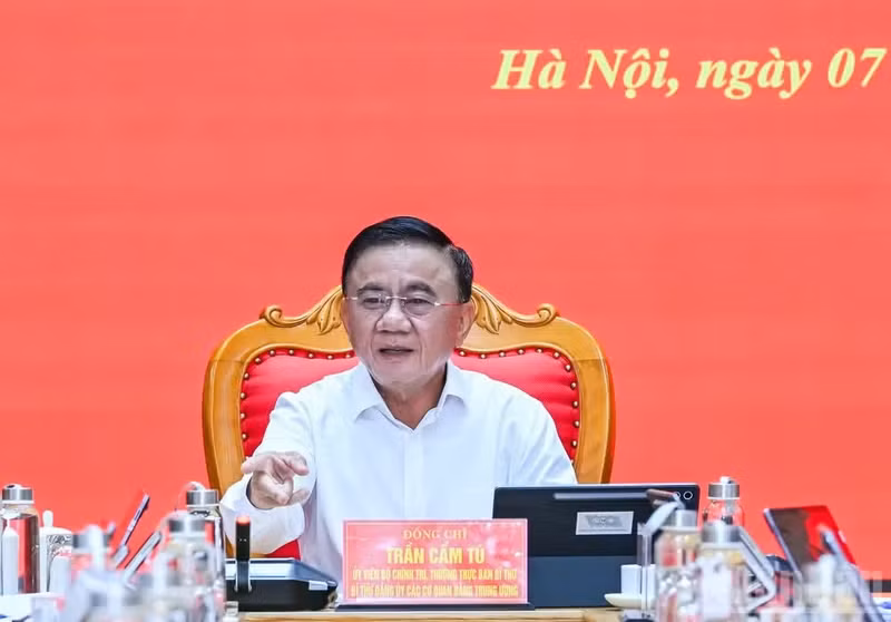Politburo Member and Standing Member of the Communist Party of Viet Nam (CPV) Central Committee’s Secretariat Tran Cam Tu speaks at the meeting of the Standing Board of Party Committee of Central Party Agencies for August in Ha Noi on September 7, 2026. (Photo: NDO)