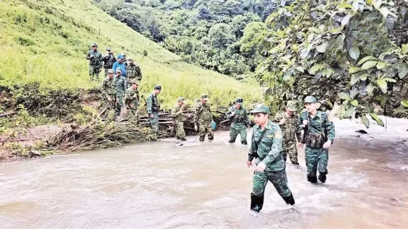 The Border Guard at Nam Can International Border Gate (Nghe An Province) has also coordinated with Company 221 under the Military Command of Xiangkhouang Province to conduct joint patrols.