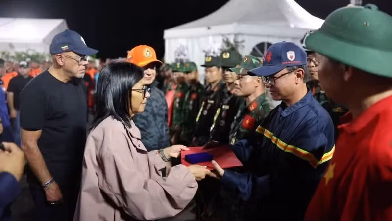 Acting President of Venezuela Delcy Rodriguez greets the Vietnamese rescue team at the ceremony in La Guaira state on July 3, 2026. (Photo: VNA) 