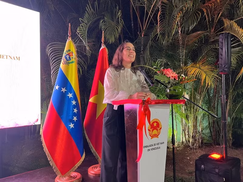 Vice Minister of Foreign Affairs for Asia, the Middle East, and Oceania Andrea Corao addresses the ceremony. (Photo courtesy of the Vietnamese Embassy in Venezuela)