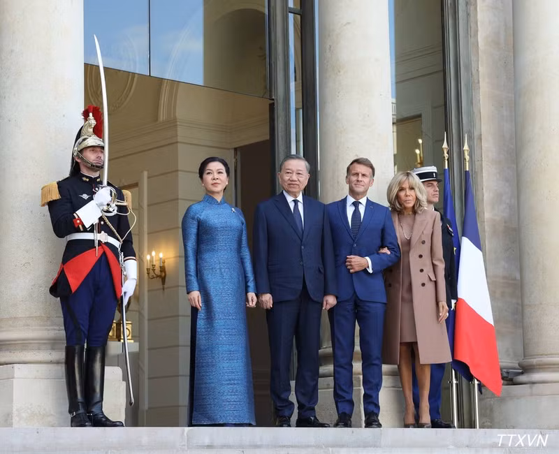 French President Emmanuel Macron and his spouse welcome General Secretary and President To Lam and his spouse. (Photo: VNA)