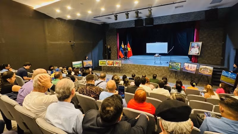 An overview of the commemorative ceremony and seminar. (Photo: Vietnamese Embassy in Venezuela)