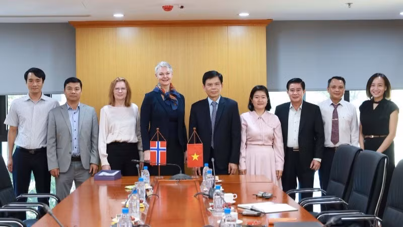 Deputy Minister Le Anh Tuan, Ambassador Hilde Solbakken and delegates at the meeting. (Photo: Ministry of Construction Portal)
